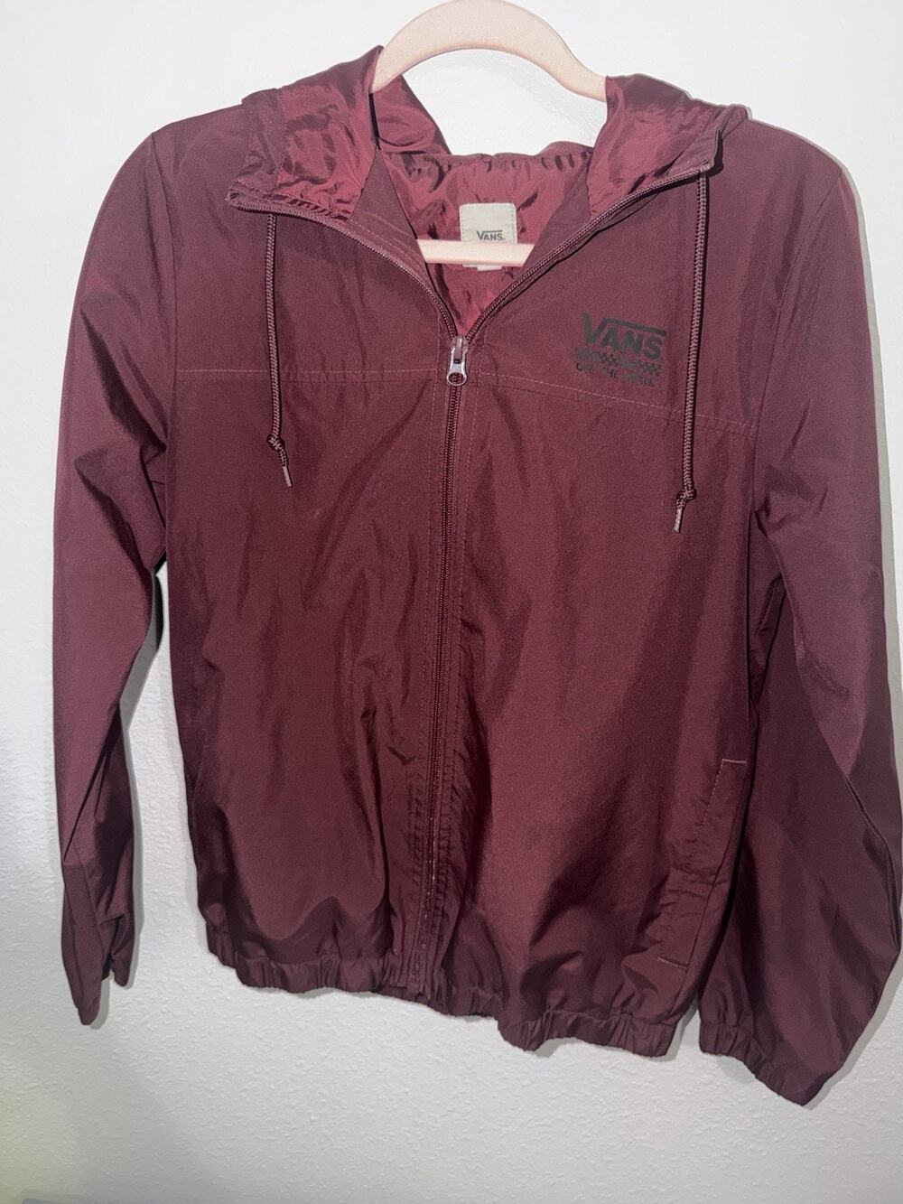 BURGUNDY VANS SIZE SMALL HOODED WINDBREAKER (AS4)